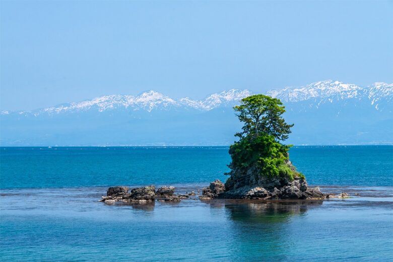 富山県、夫婦岩と立山連峰の画像です