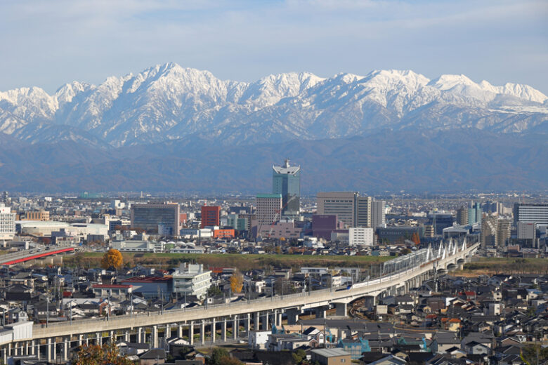 富山市内と立山連峰